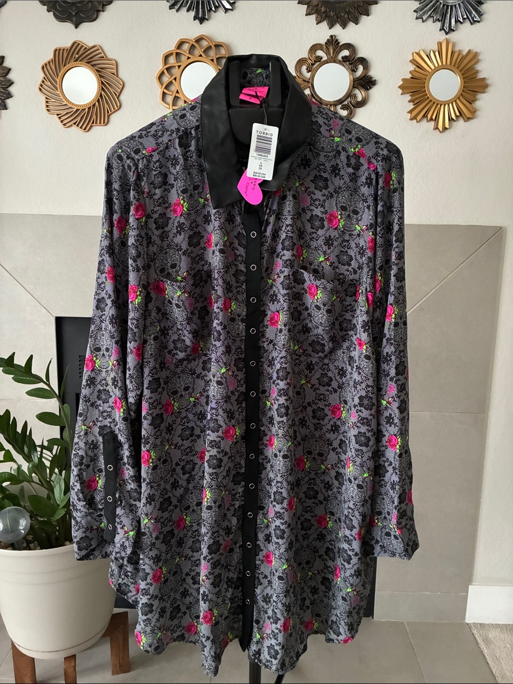 Torrid/Betsy Johnson Women’s Floral Button-Up Shirt in Gray with Pink Roses